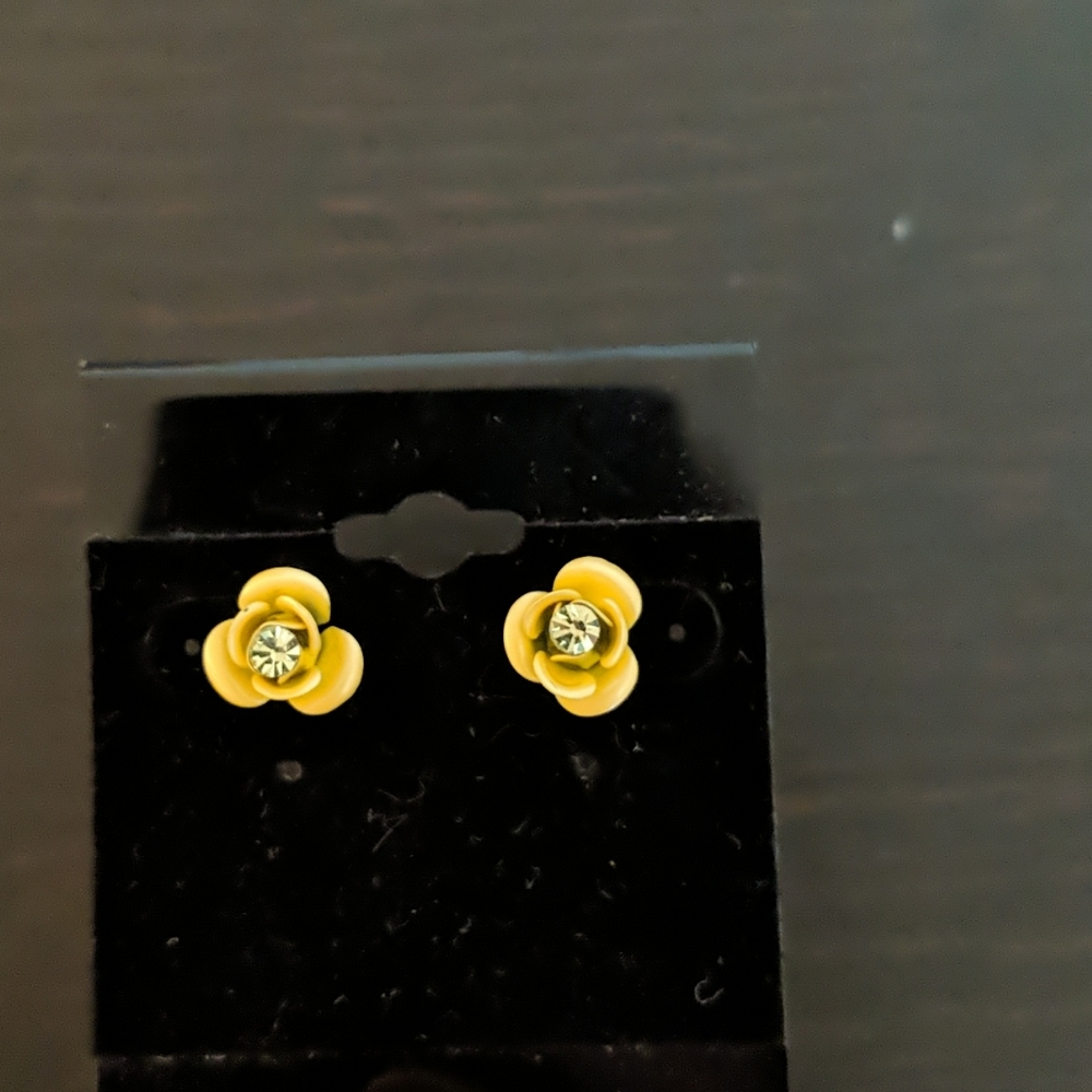 Flower stud earrings
